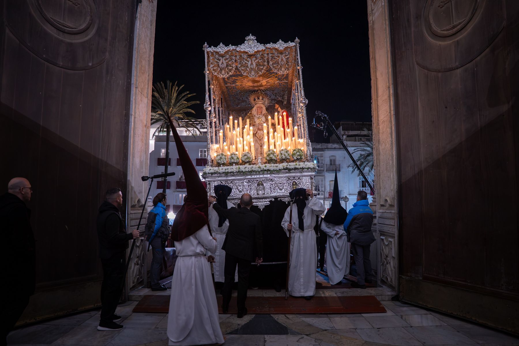 Imágenes de un Martes Santo radiante en Cádiz