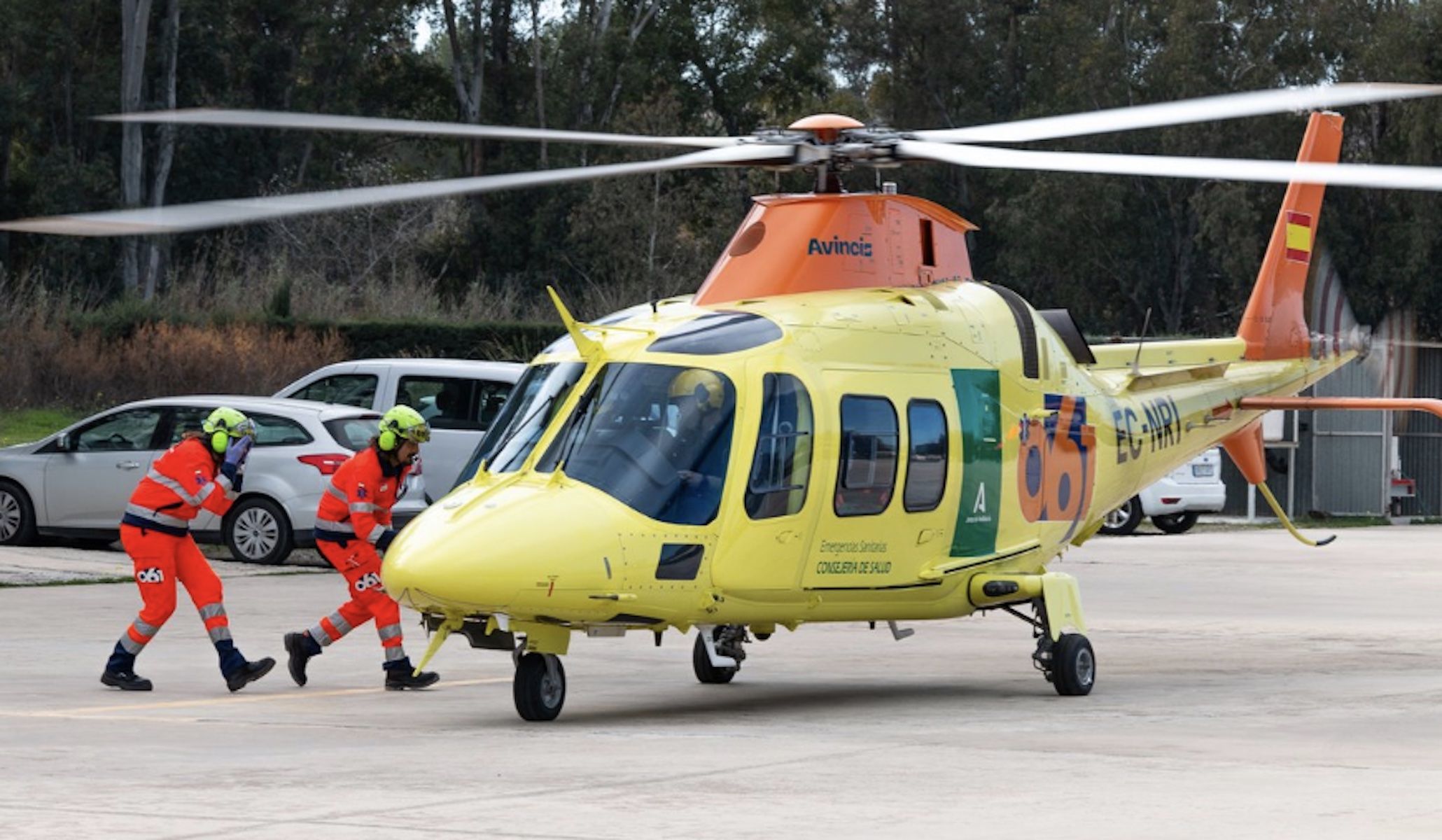 Intervención en helicóptero por un accidente de tráfico en Las Cabezas de San Juan, que deja un fallecido.
