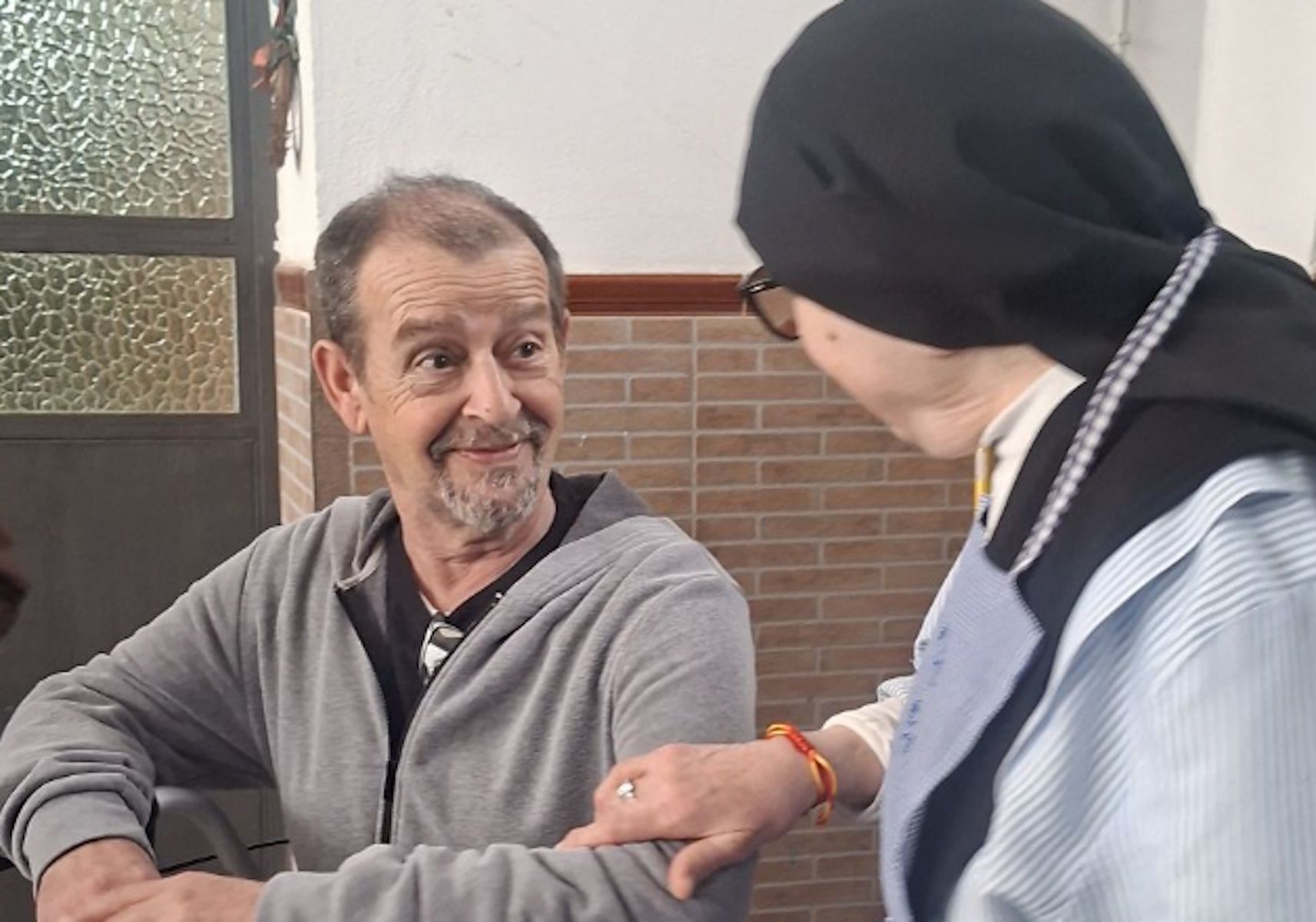 Las monjas de El Puerto celebran los avances de Mariano tras despertar de un coma por una caída.