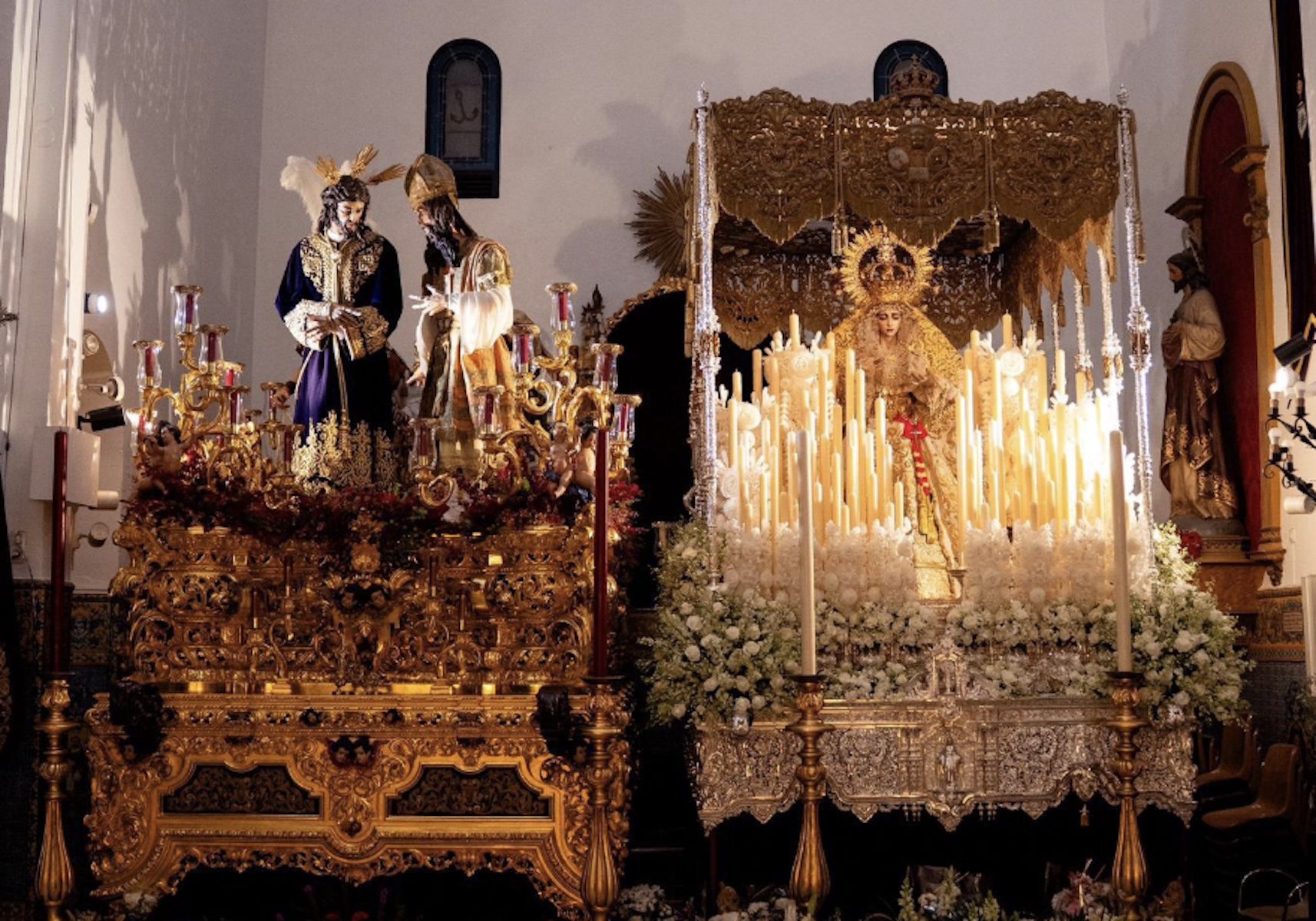 La hermandad de la Esperanza de Triana, lista para la madrugá, mientras su hermano mayor envía una carta a los hermanos.