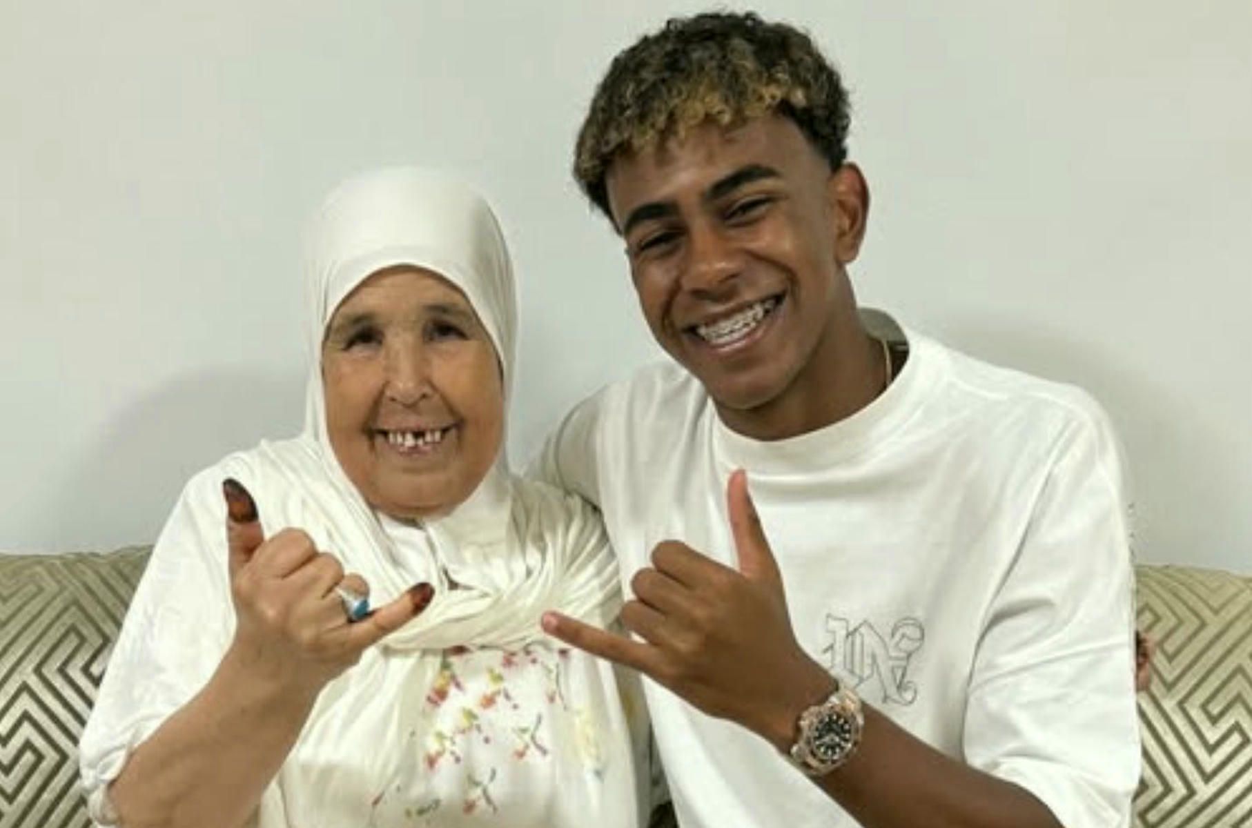 Lamine Yamal en una fotografía junto a su madre en redes sociales.