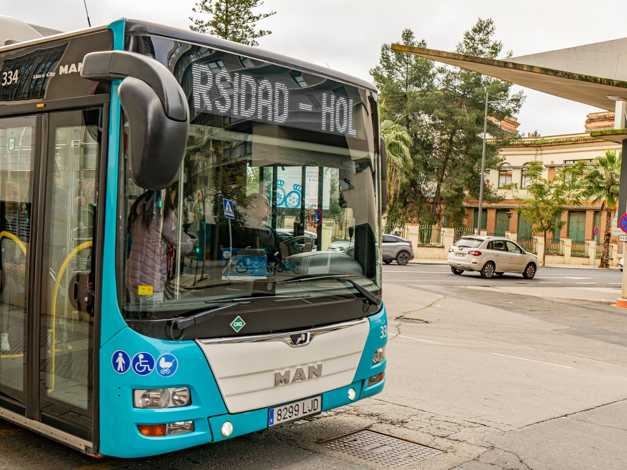 Un conductor de autobuses de Emtusa en una imagen de archivo.