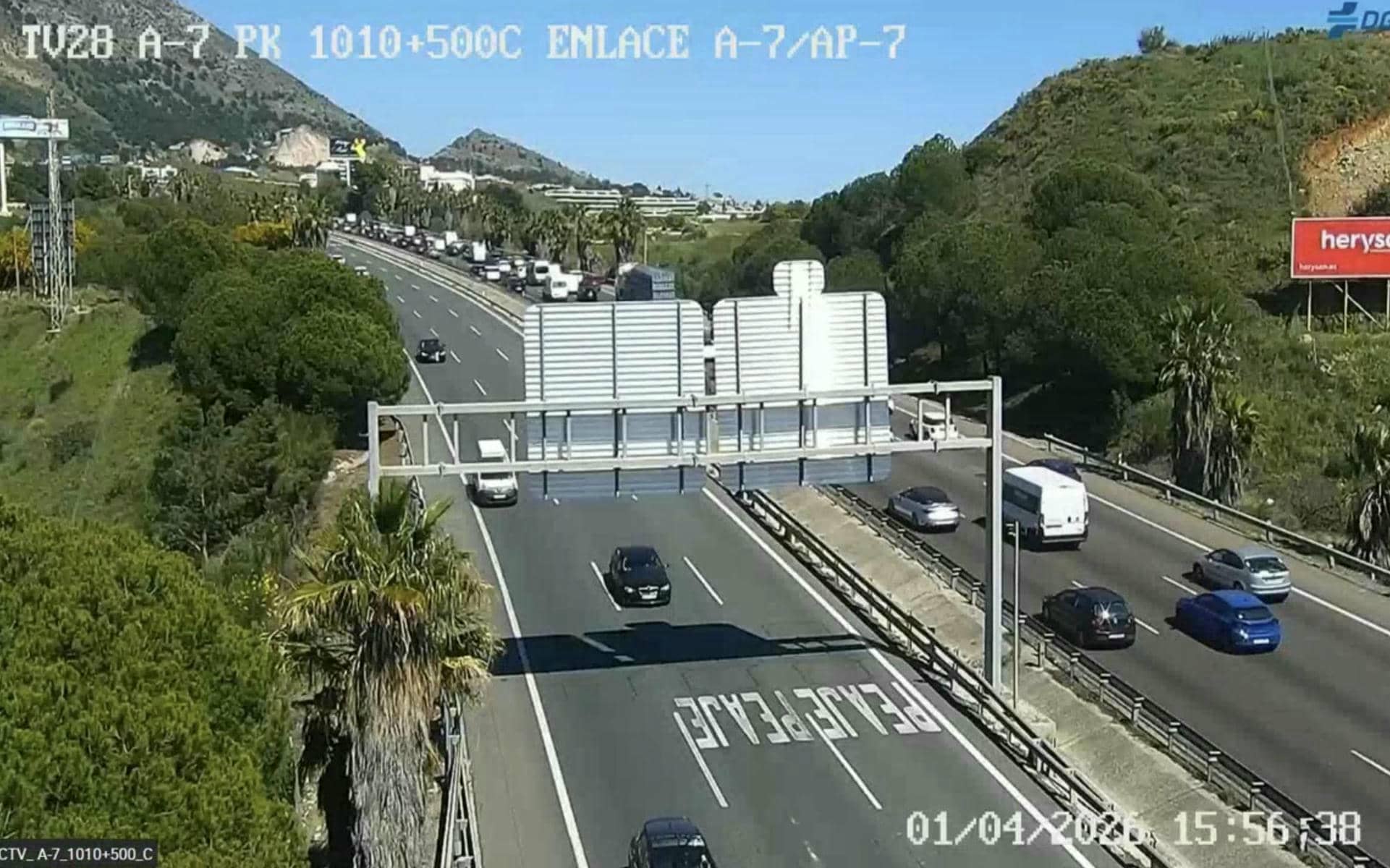 Dificultades de entrada a Málaga, por un accidente en la A 7 en Fuengirola. 
