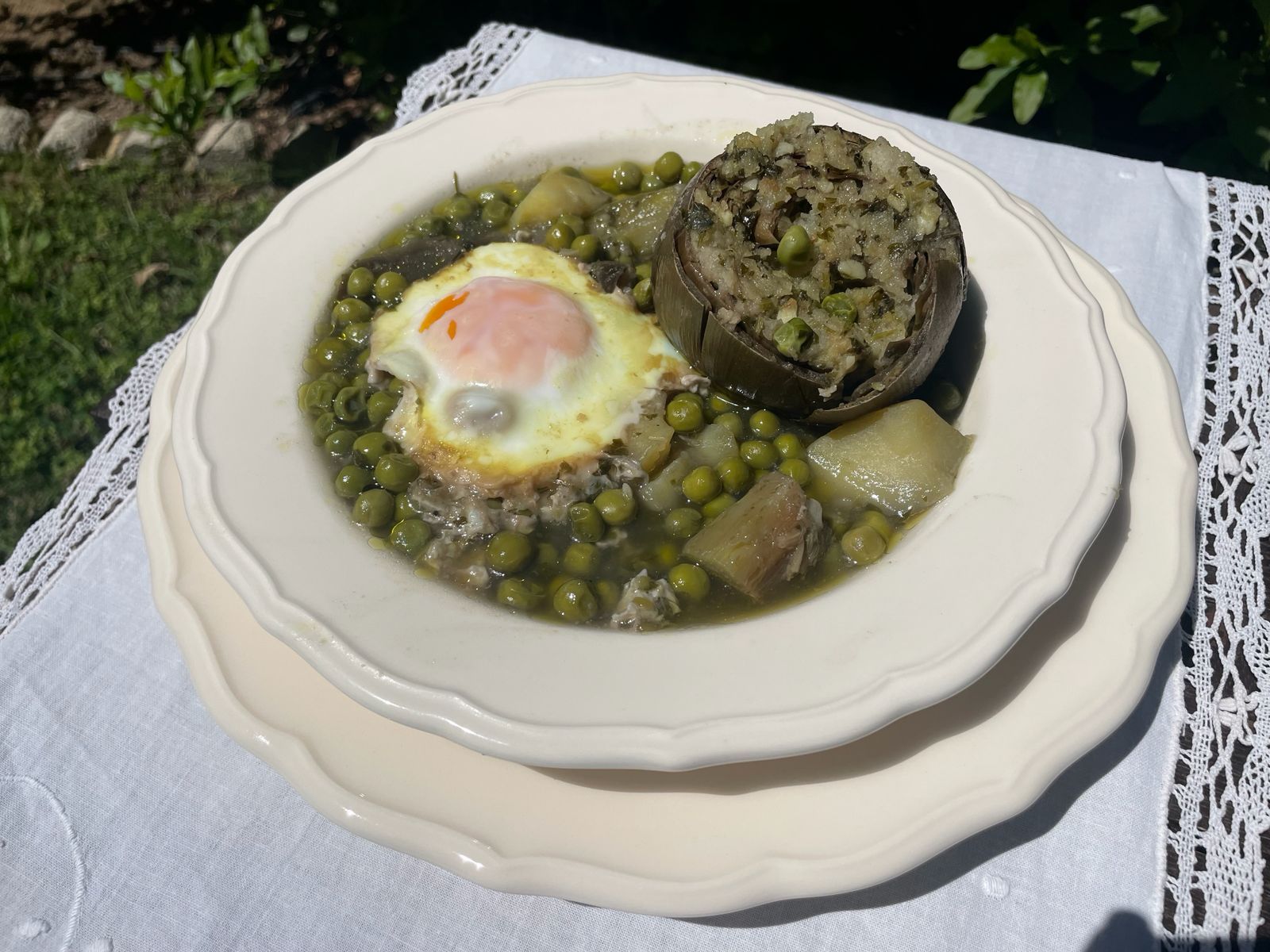 Alcachofas rellenas con guisantes y huevo.