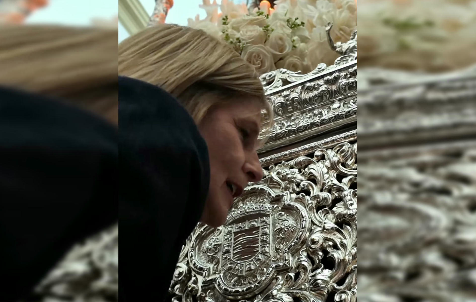 La alcaldesa de Jerez, María José García-Pelayo, protagoniza la primera levantá del palio de la Amargura.