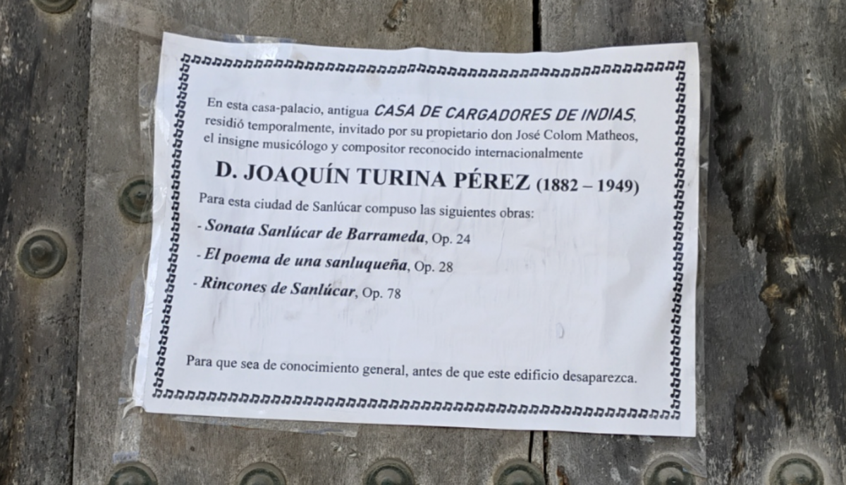 Cartel colgado en la fachada del inmueble histórico.