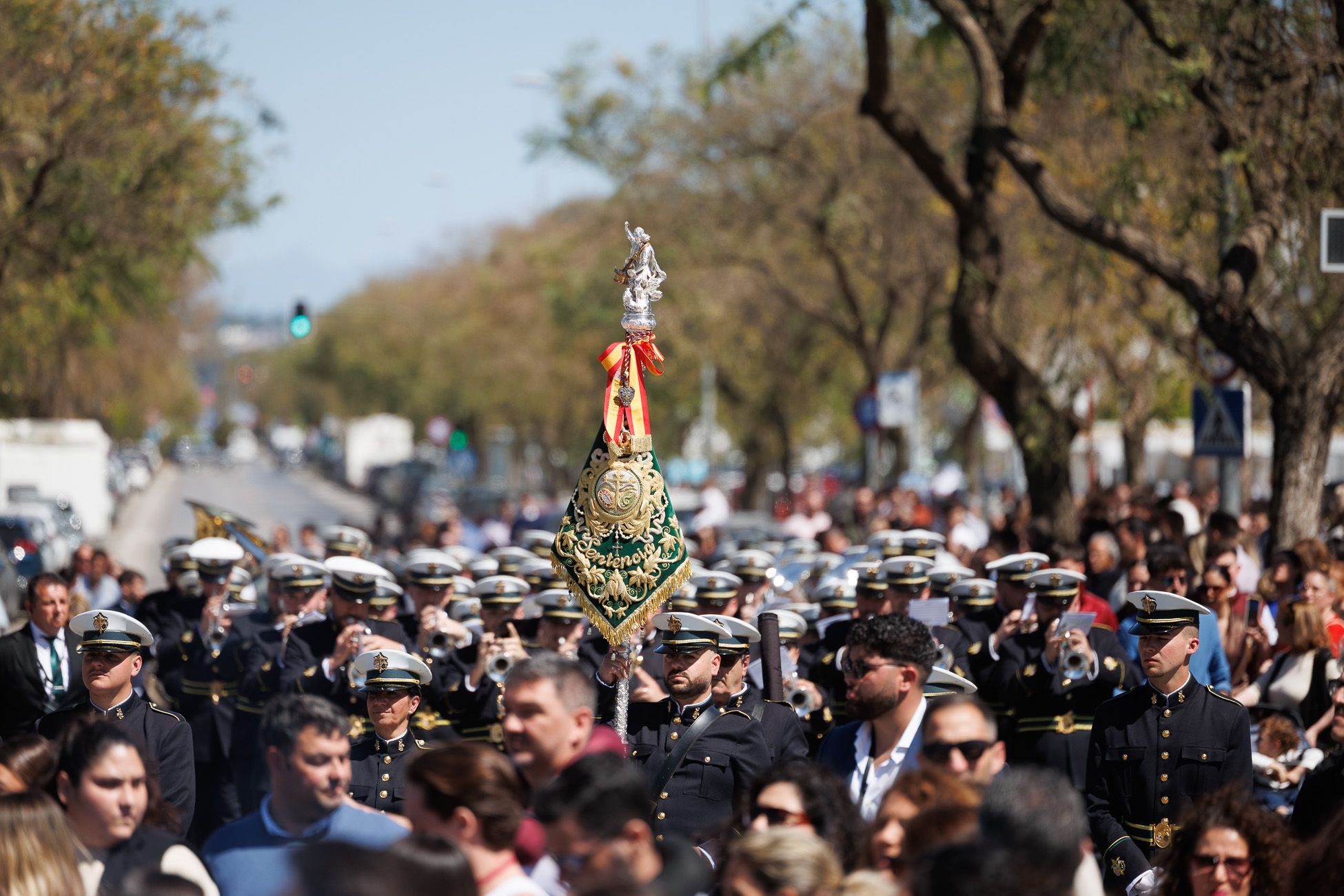 El Soberano Poder, la Hermandad de La Granja, emprendiendo su camino hacia el centro de Jerez.