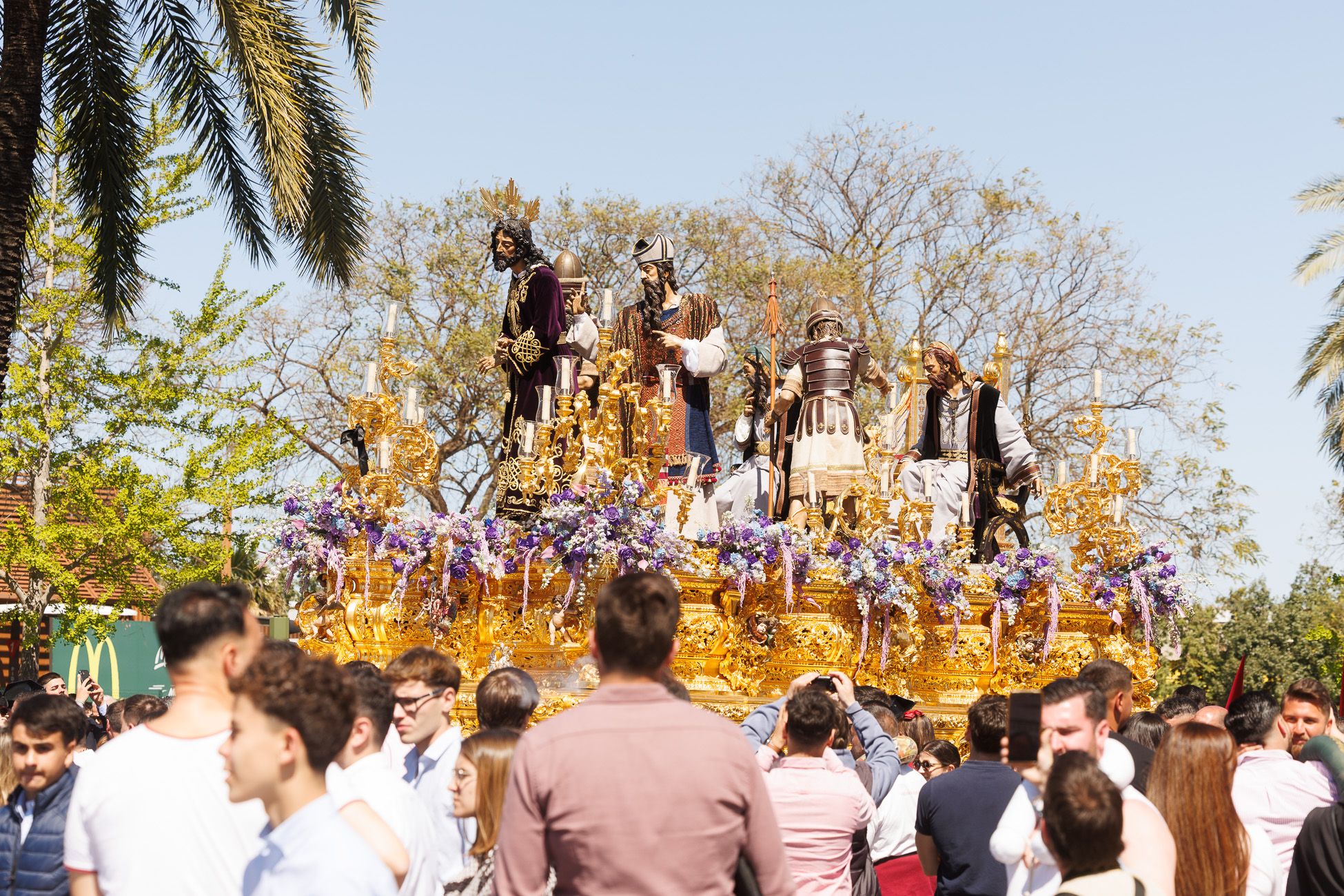 El Soberano Poder, la Hermandad de La Granja, emprendiendo su camino hacia el centro de Jerez.