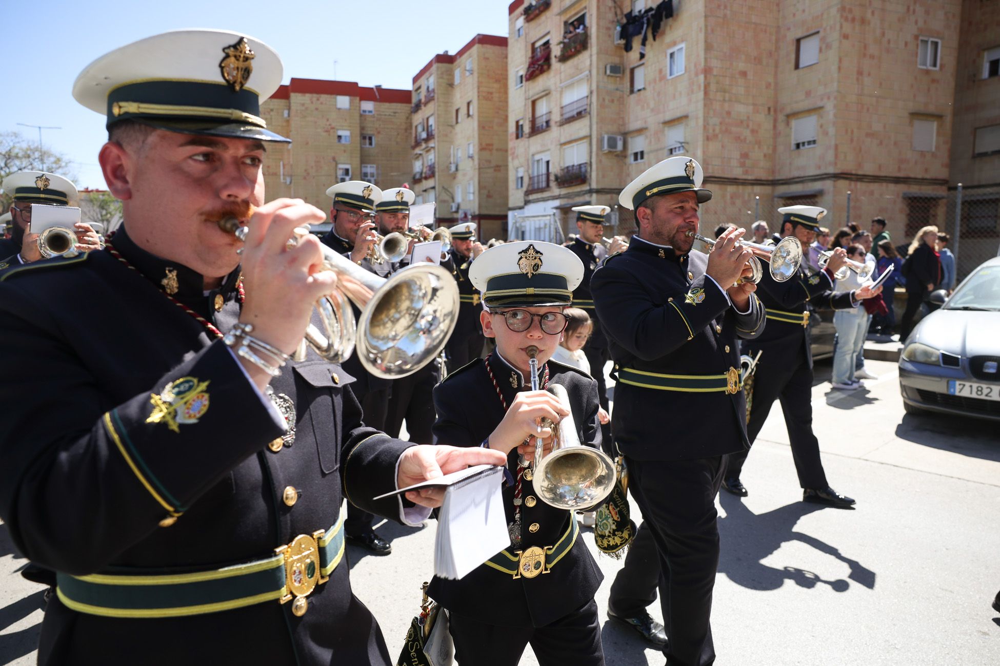 El Soberano Poder, la Hermandad de La Granja, emprendiendo su camino hacia el centro de Jerez.