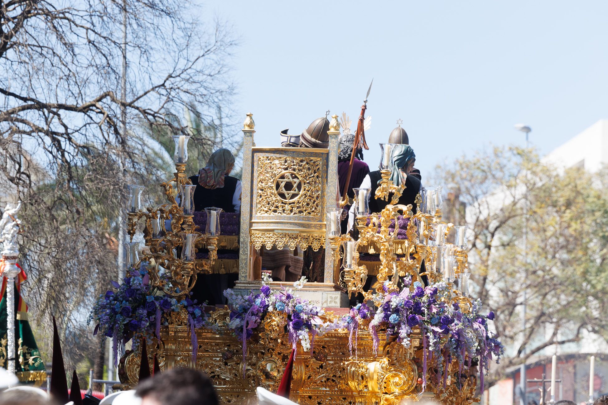 El Soberano Poder, la Hermandad de La Granja, emprendiendo su camino hacia el centro de Jerez.