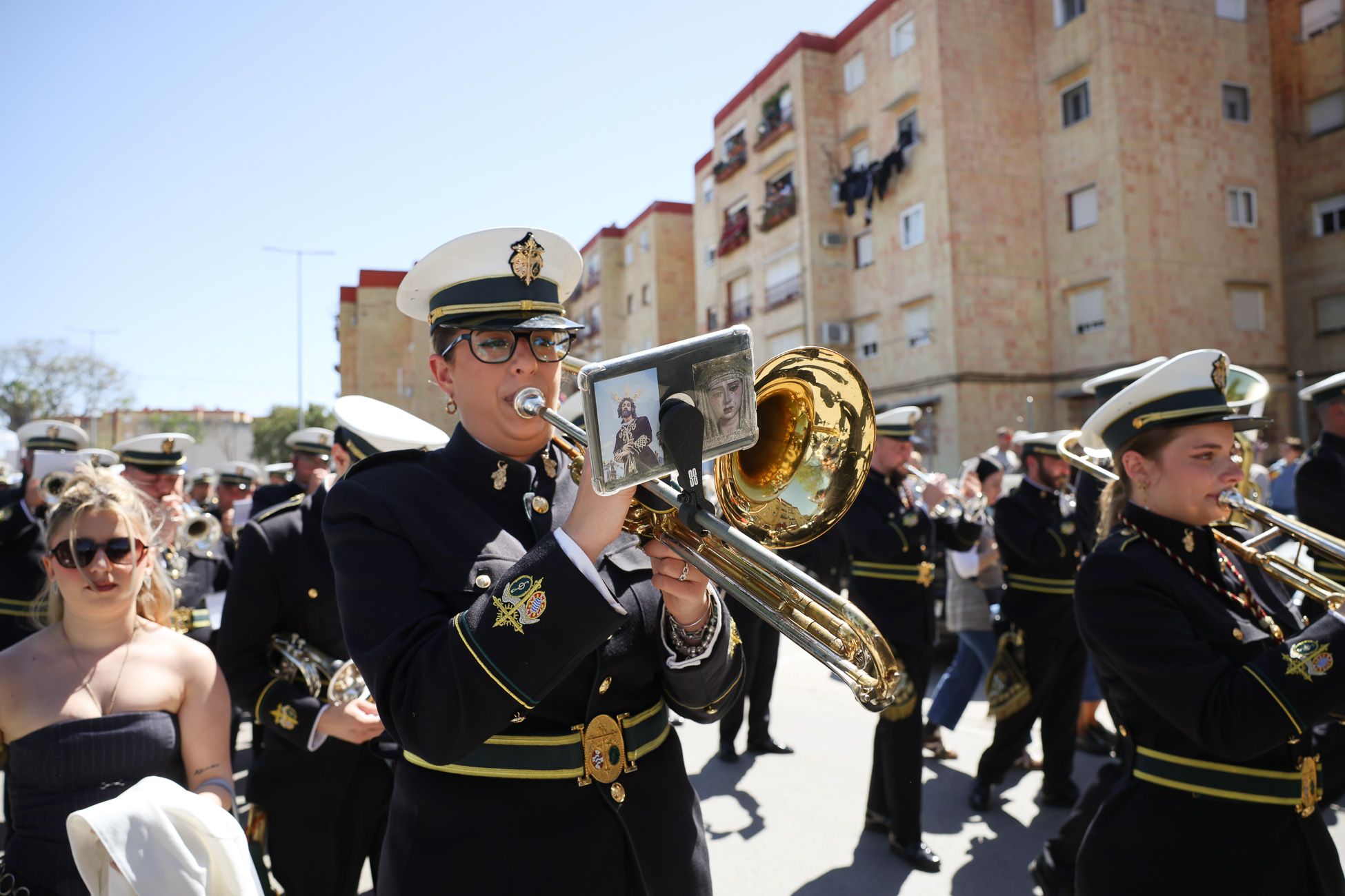 El Soberano Poder, la Hermandad de La Granja, emprendiendo su camino hacia el centro de Jerez.