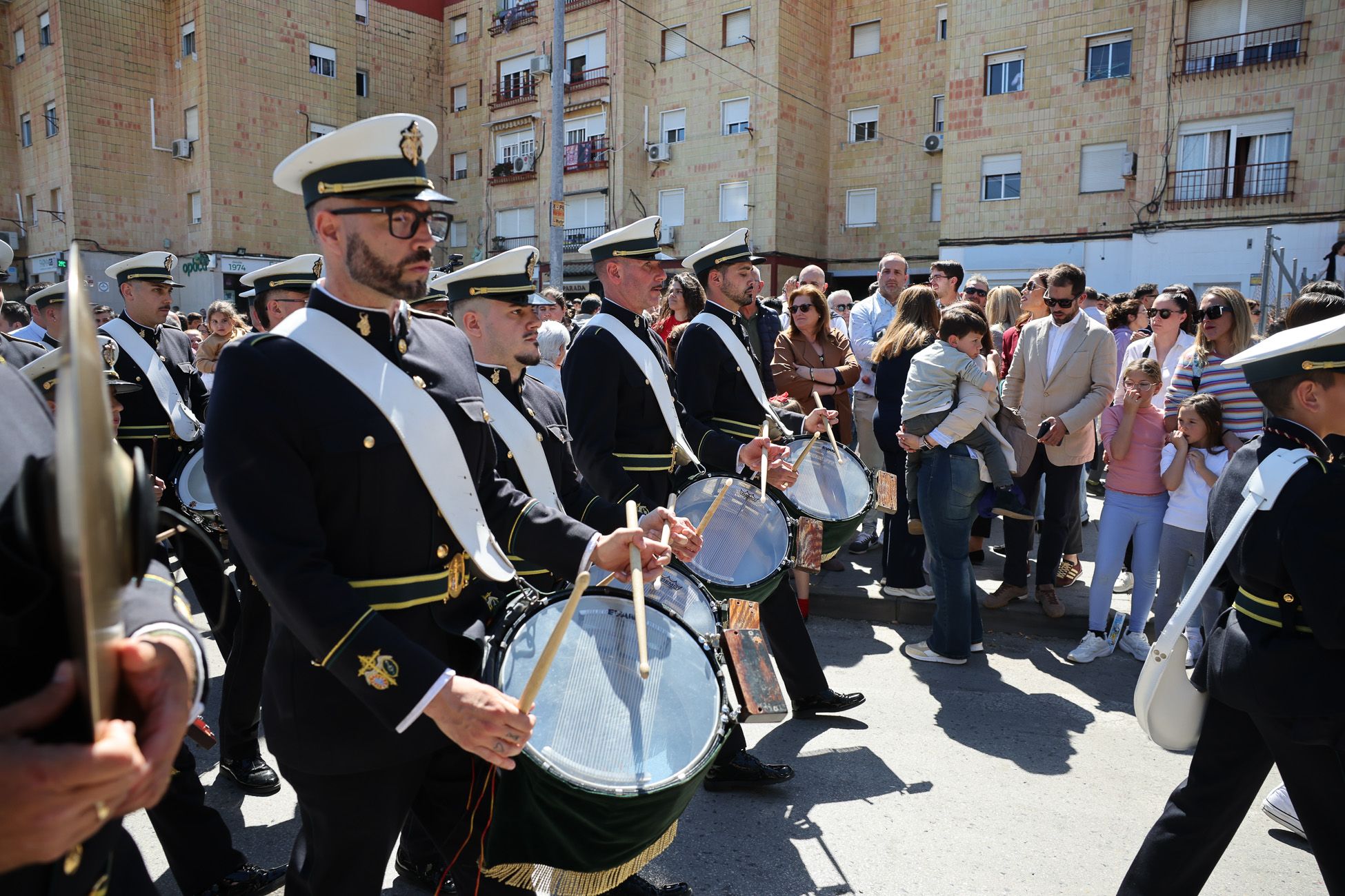 El Soberano Poder, la Hermandad de La Granja, emprendiendo su camino hacia el centro de Jerez.