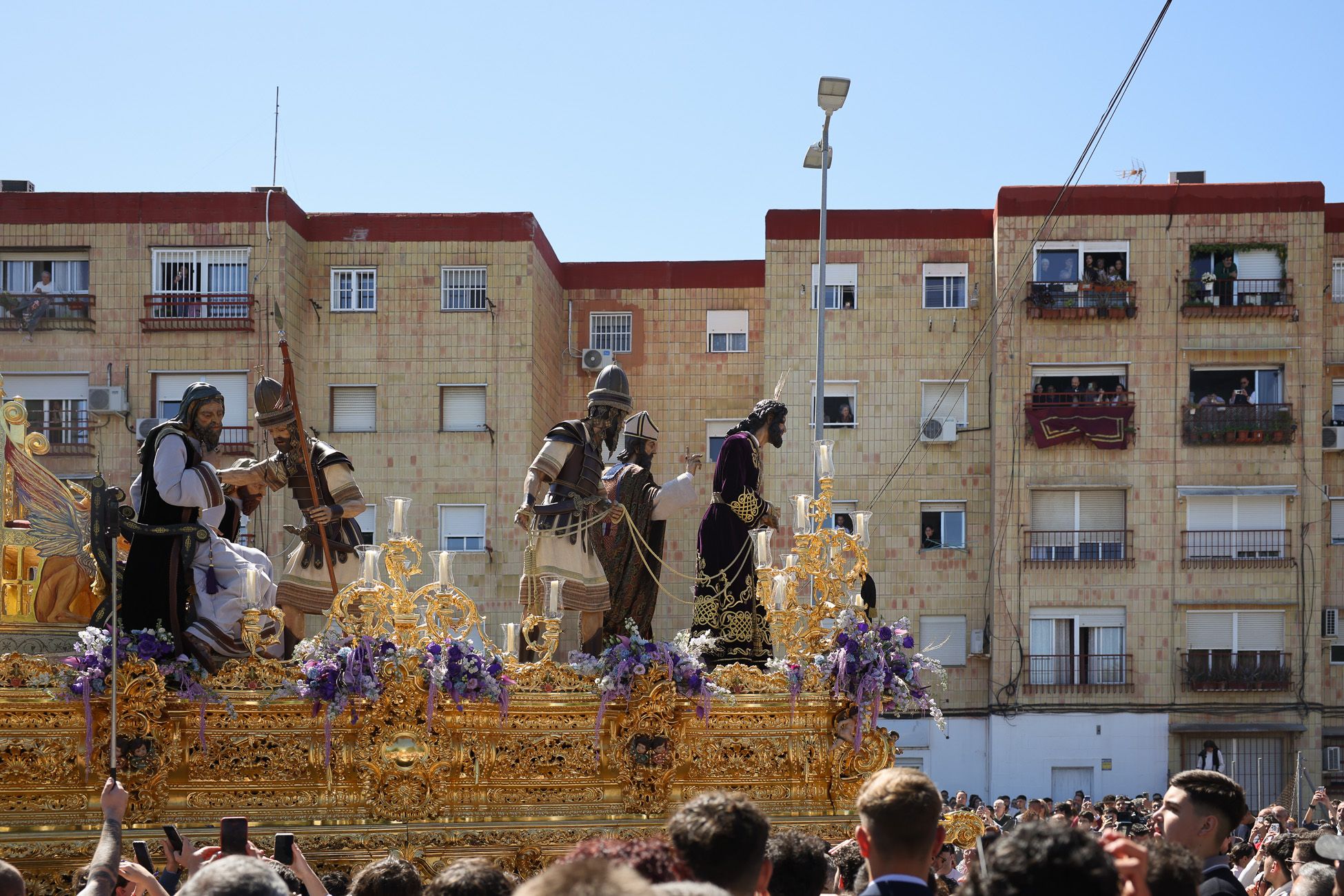 El Soberano Poder, la Hermandad de La Granja, emprendiendo su camino hacia el centro de Jerez.