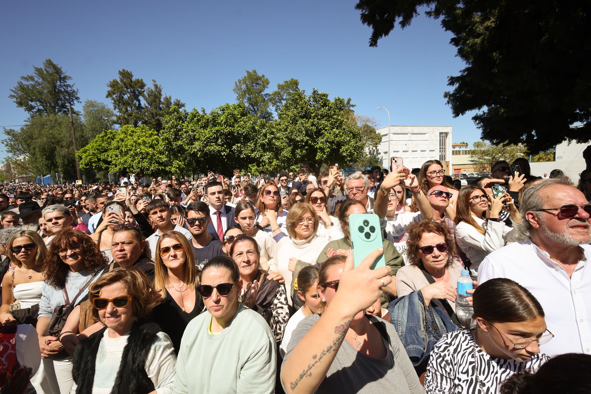 El Soberano Poder, la Hermandad de La Granja, emprendiendo su camino hacia el centro de Jerez.