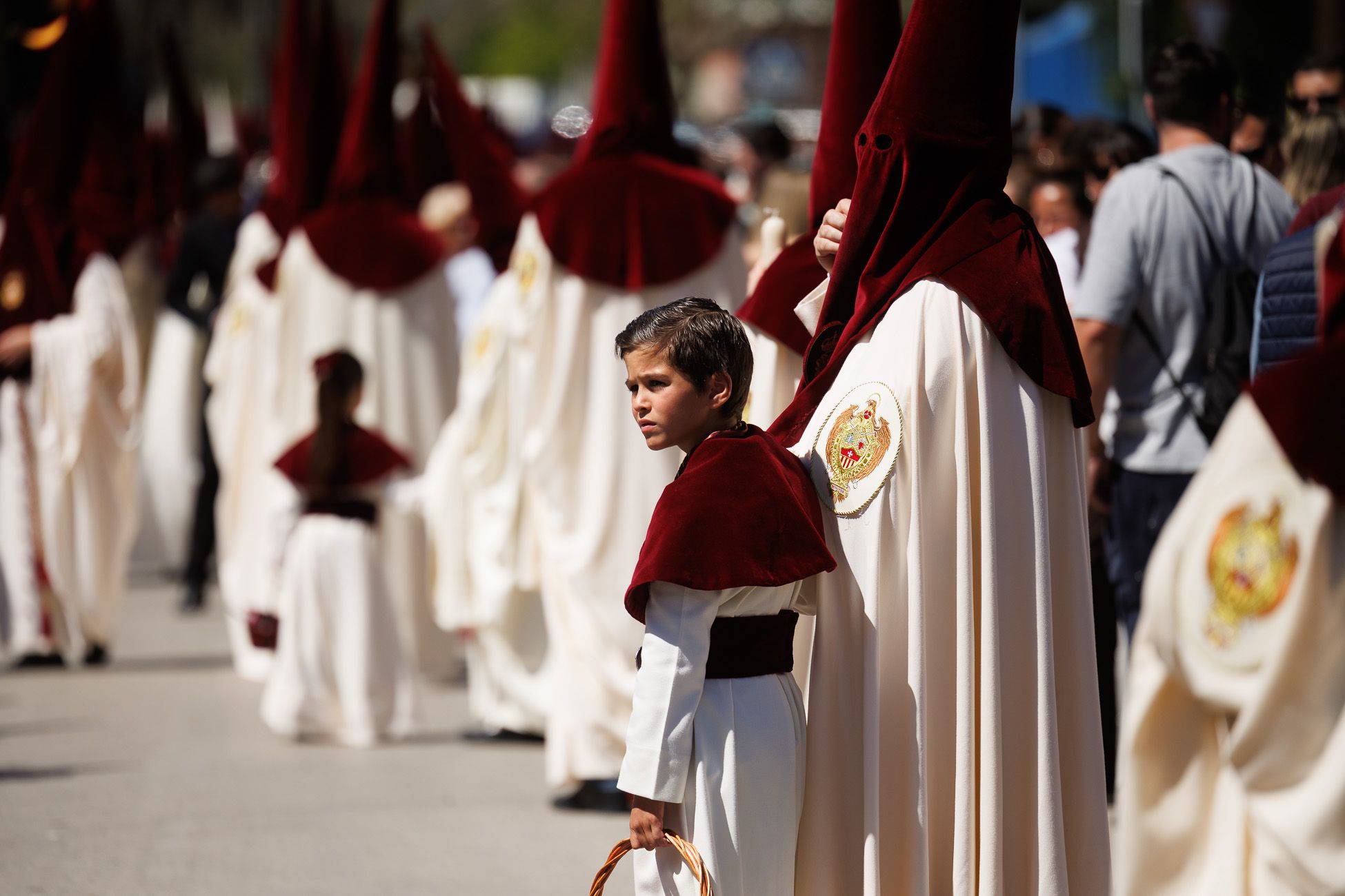 El Soberano Poder, la Hermandad de La Granja, emprendiendo su camino hacia el centro de Jerez.
