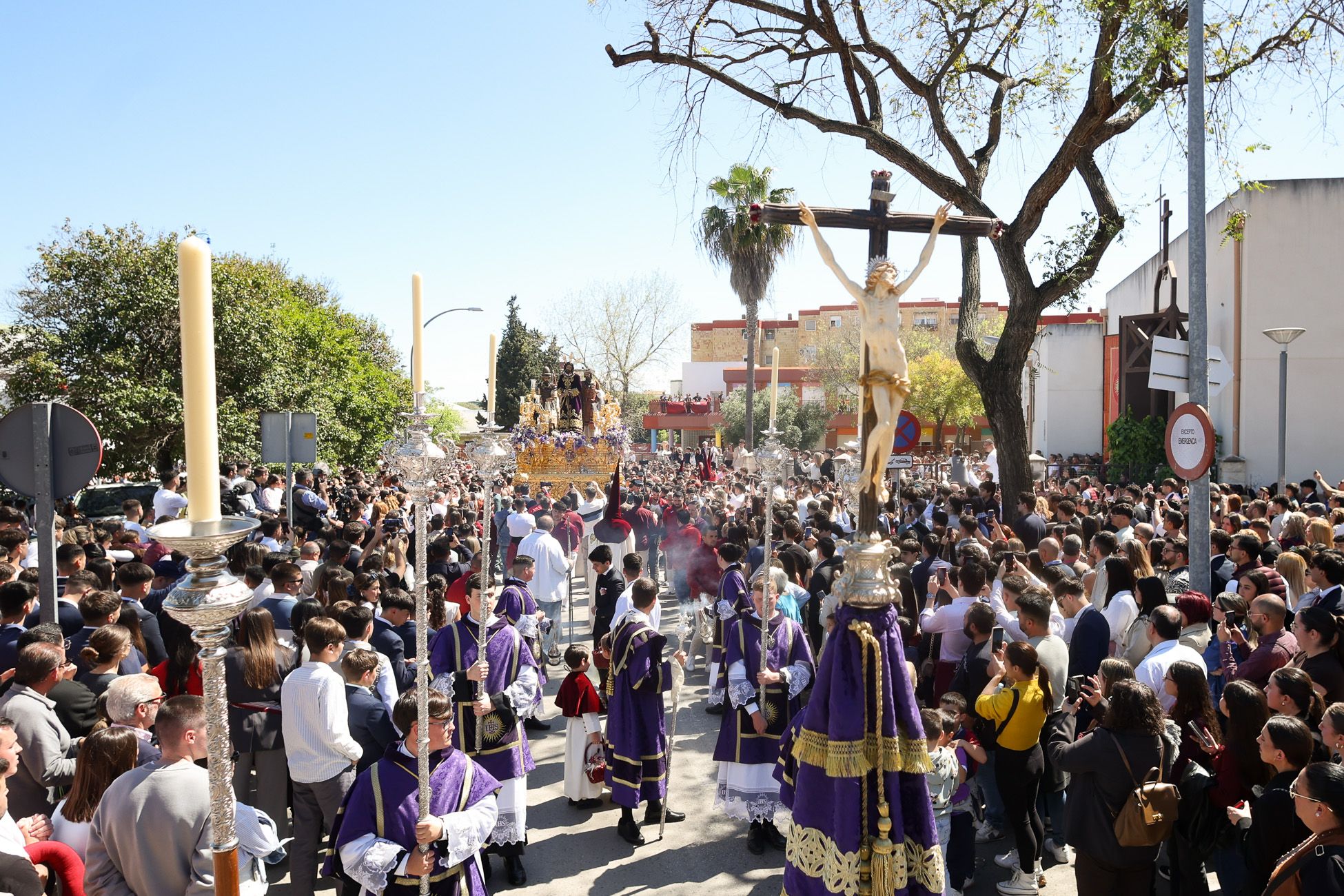 El Soberano Poder, la Hermandad de La Granja, emprendiendo su camino hacia el centro de Jerez.