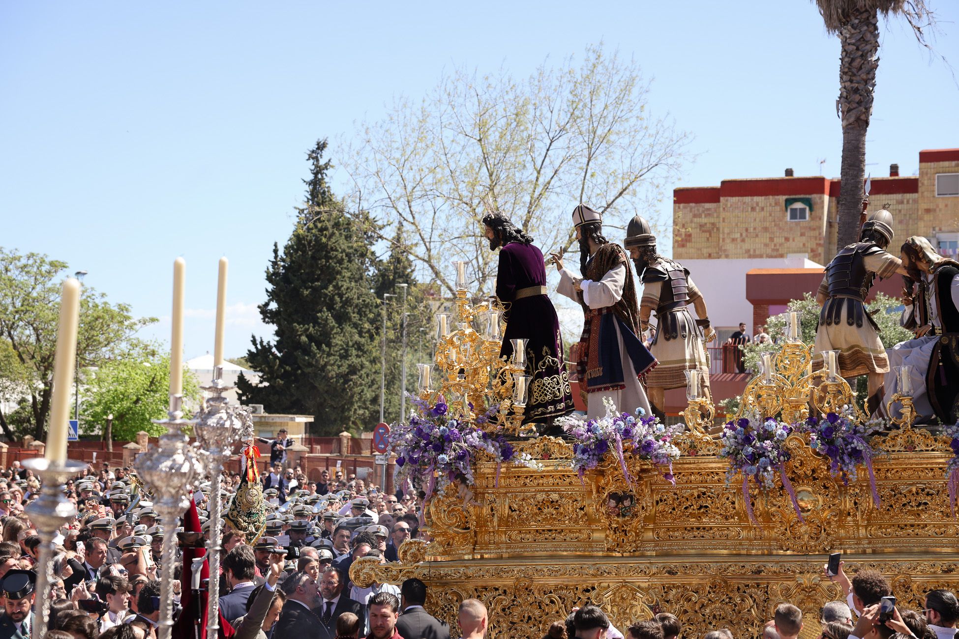 El Soberano Poder, la Hermandad de La Granja, emprendiendo su camino hacia el centro de Jerez.