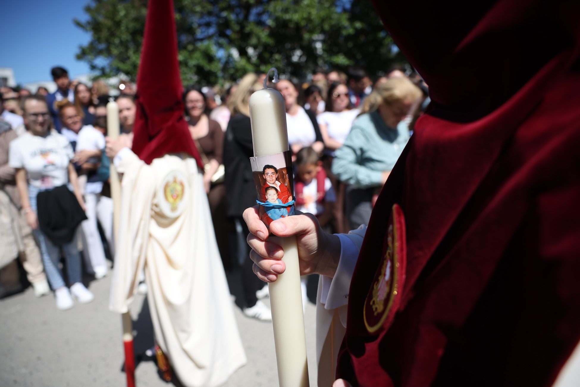 El Soberano Poder, la Hermandad de La Granja, emprendiendo su camino hacia el centro de Jerez.