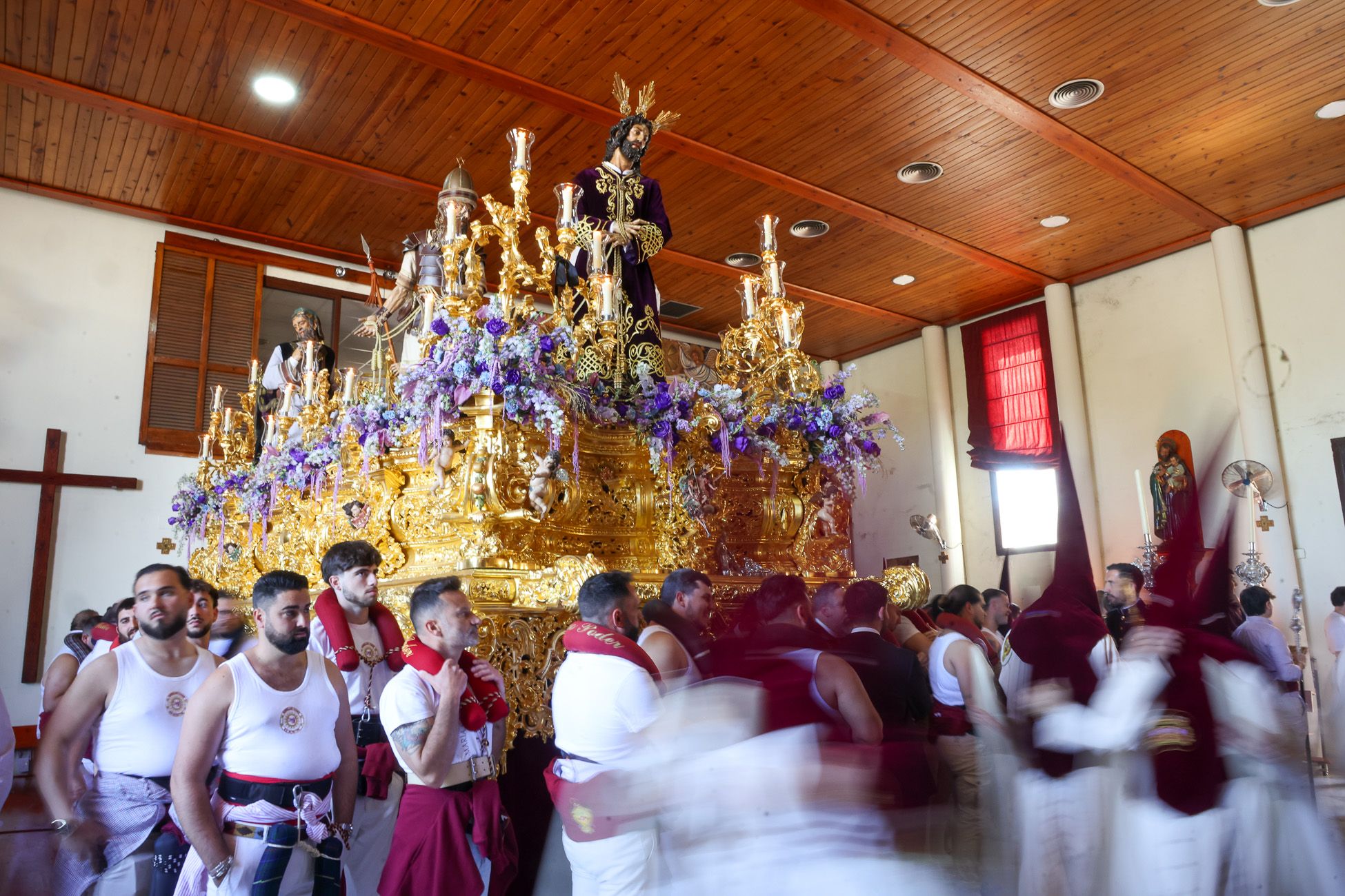 El Soberano Poder, la Hermandad de La Granja, emprendiendo su camino hacia el centro de Jerez.