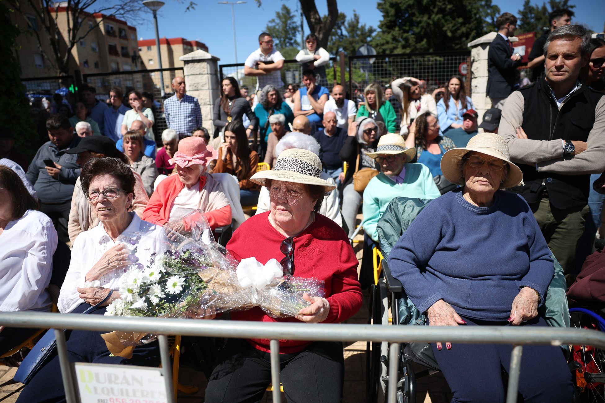 El Soberano Poder, la Hermandad de La Granja, emprendiendo su camino hacia el centro de Jerez.