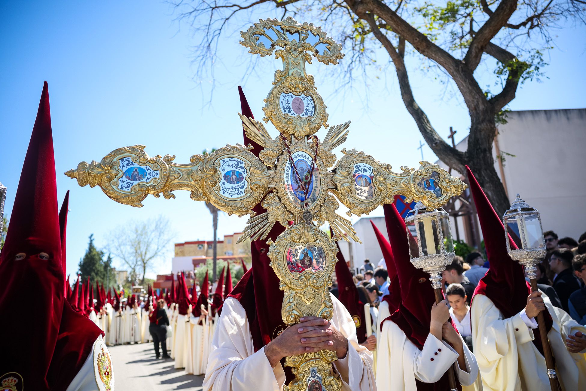 El Soberano Poder, la Hermandad de La Granja, emprendiendo su camino hacia el centro de Jerez.