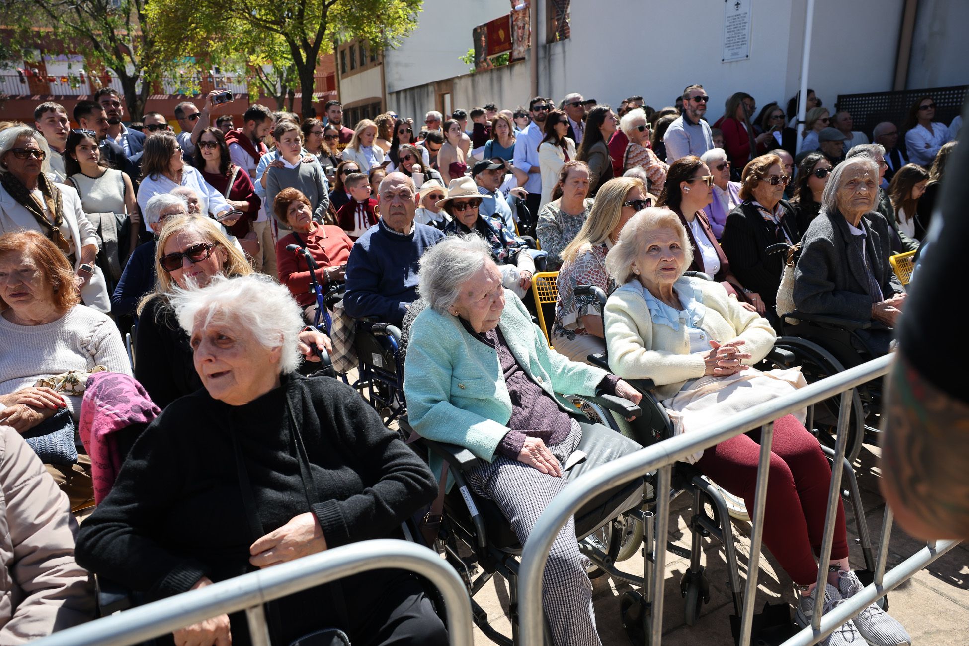El Soberano Poder, la Hermandad de La Granja, emprendiendo su camino hacia el centro de Jerez.