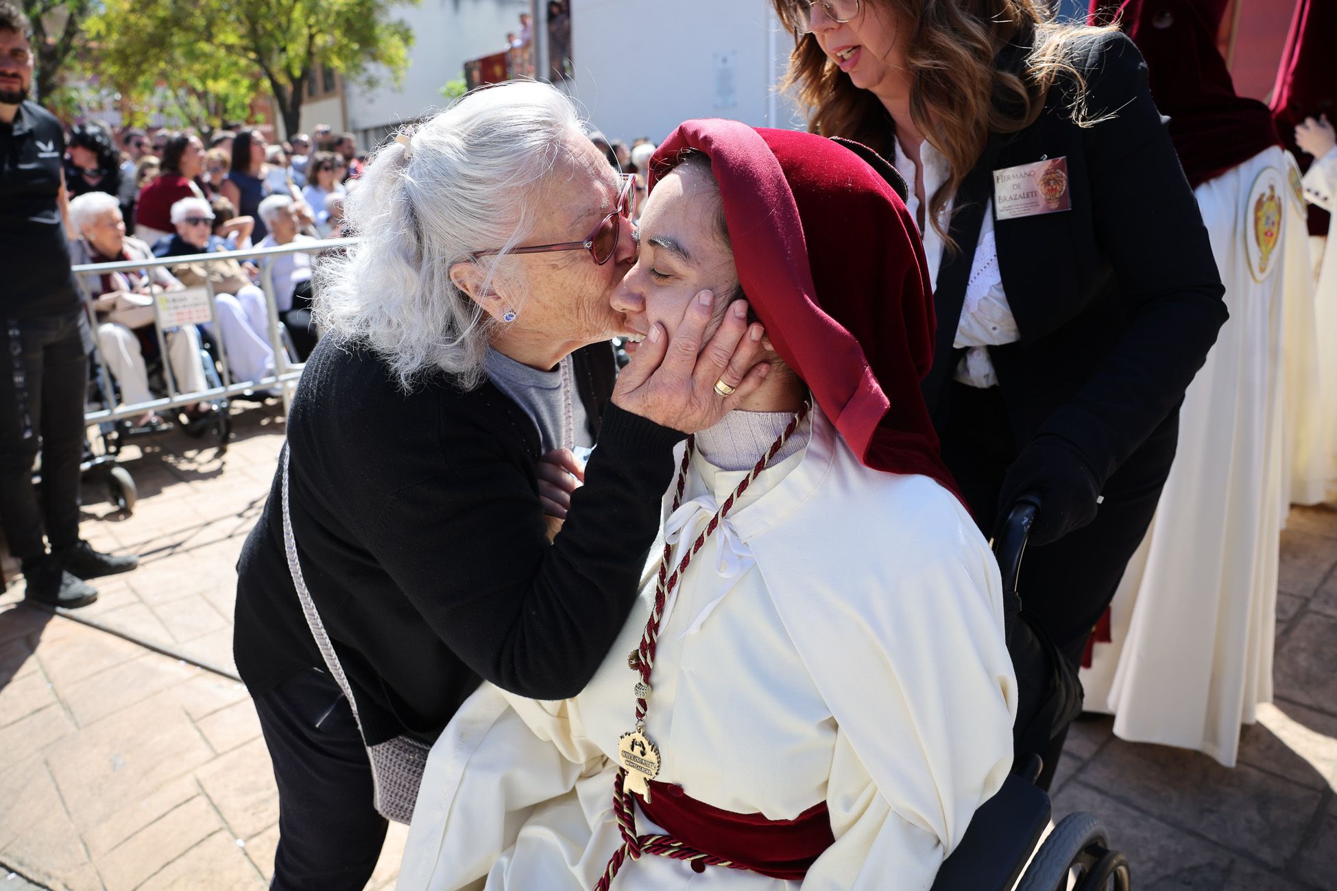 El Soberano Poder, la Hermandad de La Granja, emprendiendo su camino hacia el centro de Jerez.