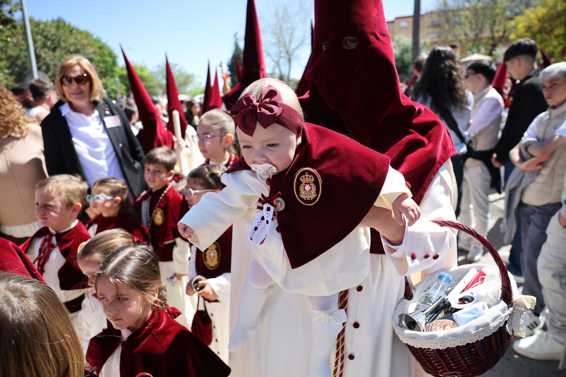 El Soberano Poder, la Hermandad de La Granja, emprendiendo su camino hacia el centro de Jerez.