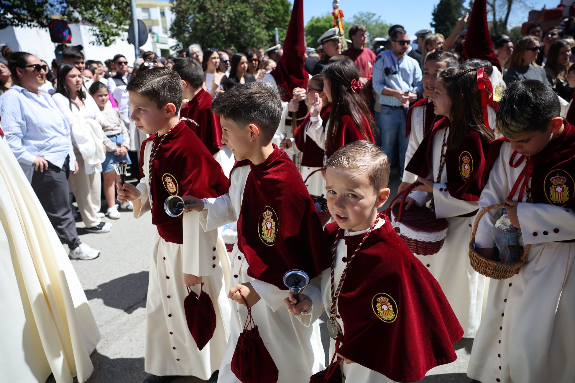 El Soberano Poder, la Hermandad de La Granja, emprendiendo su camino hacia el centro de Jerez.