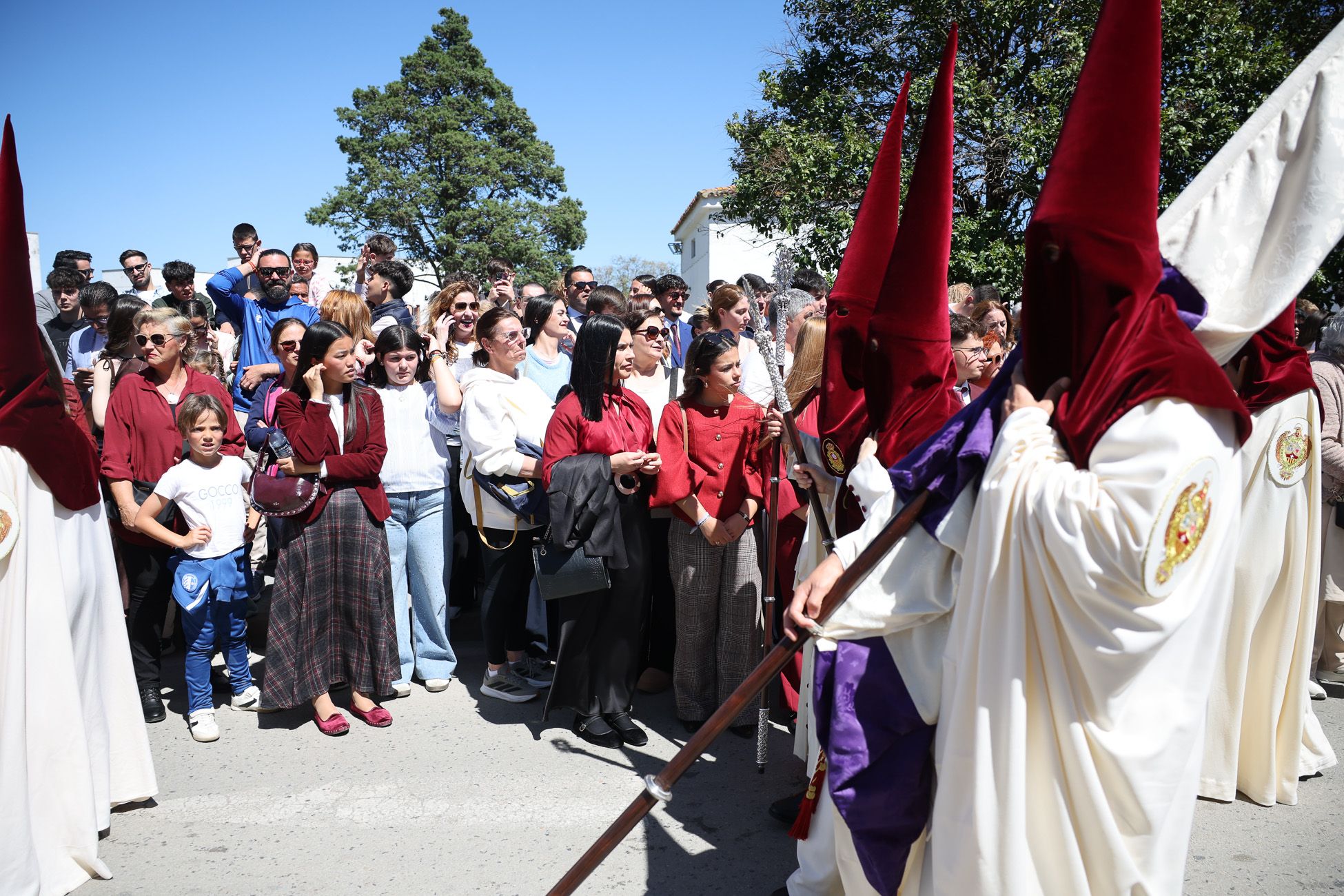 El Soberano Poder, la Hermandad de La Granja, emprendiendo su camino hacia el centro de Jerez.