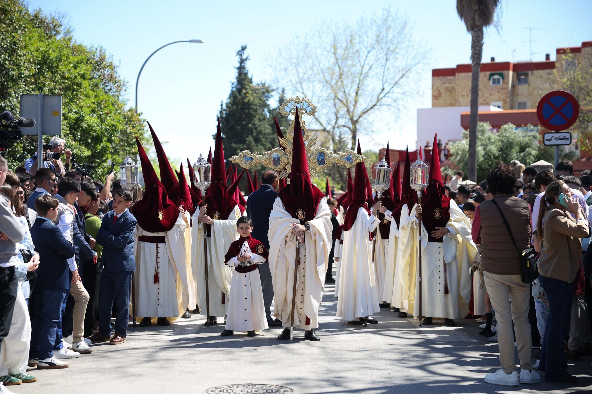 El Soberano Poder, la Hermandad de La Granja, emprendiendo su camino hacia el centro de Jerez.