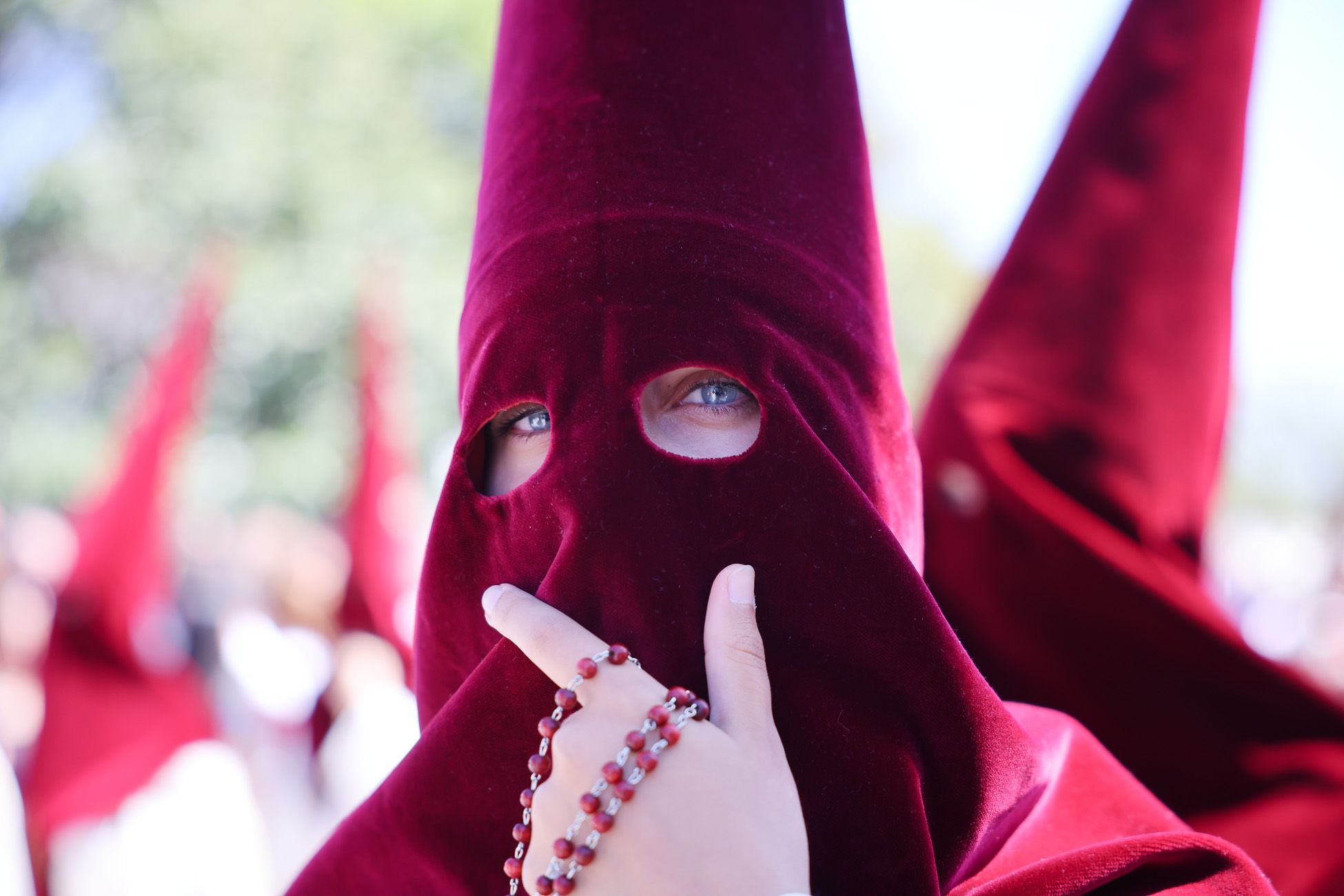 El Soberano Poder, la Hermandad de La Granja, emprendiendo su camino hacia el centro de Jerez.