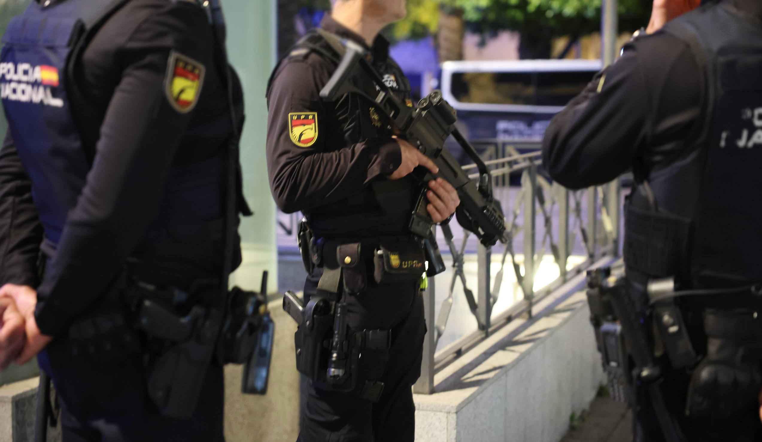 Accesos al parking bloqueados por agentes de la UPR de la Policía Nacional.