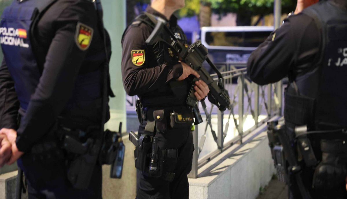 Los accesos al parking han estado bloqueados por agentes de la UPR de la Policía Nacional.