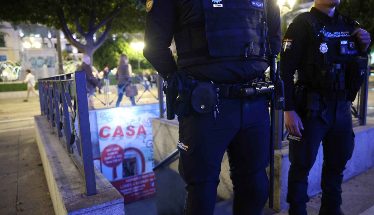 Bloqueados los accesos al parking del Arenal.
