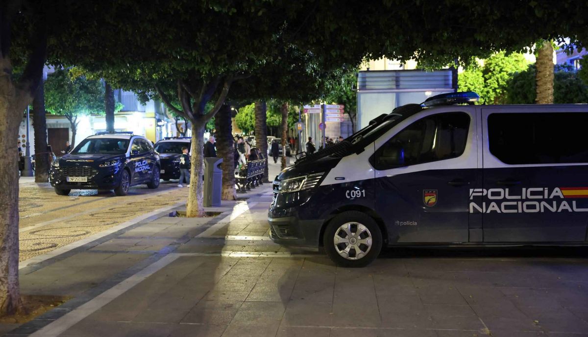 Vehículos de la Policía Nacional, en la plaza del Arenal.