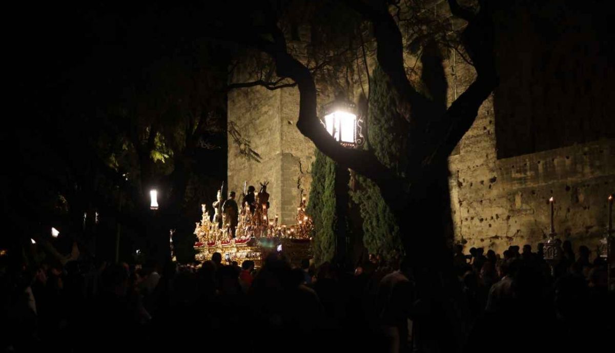 La Flagelación, en una imagen insólita por Alameda Vieja al cambiar su recorrido por la situación policial en la plaza del Arenal.