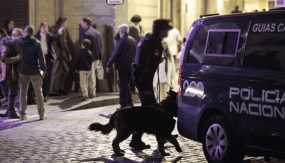 La unidad canina de la Policía Nacional, desplazada al Arenal.