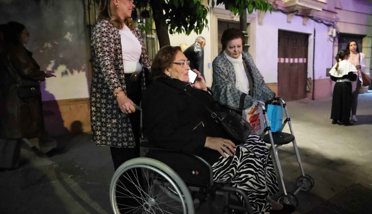 Montse y su madre Pepa, entre las personas afectadas por la intervención policial debido a una falsa alarma de bomba.