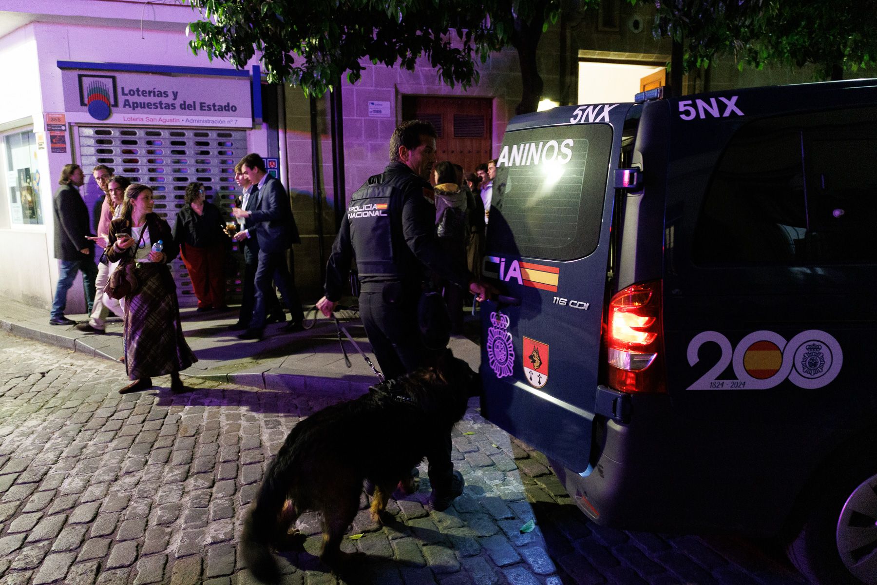 Guías caninos de Policía Nacional, en el entorno del parking del Arenal este Miércoles Santo.