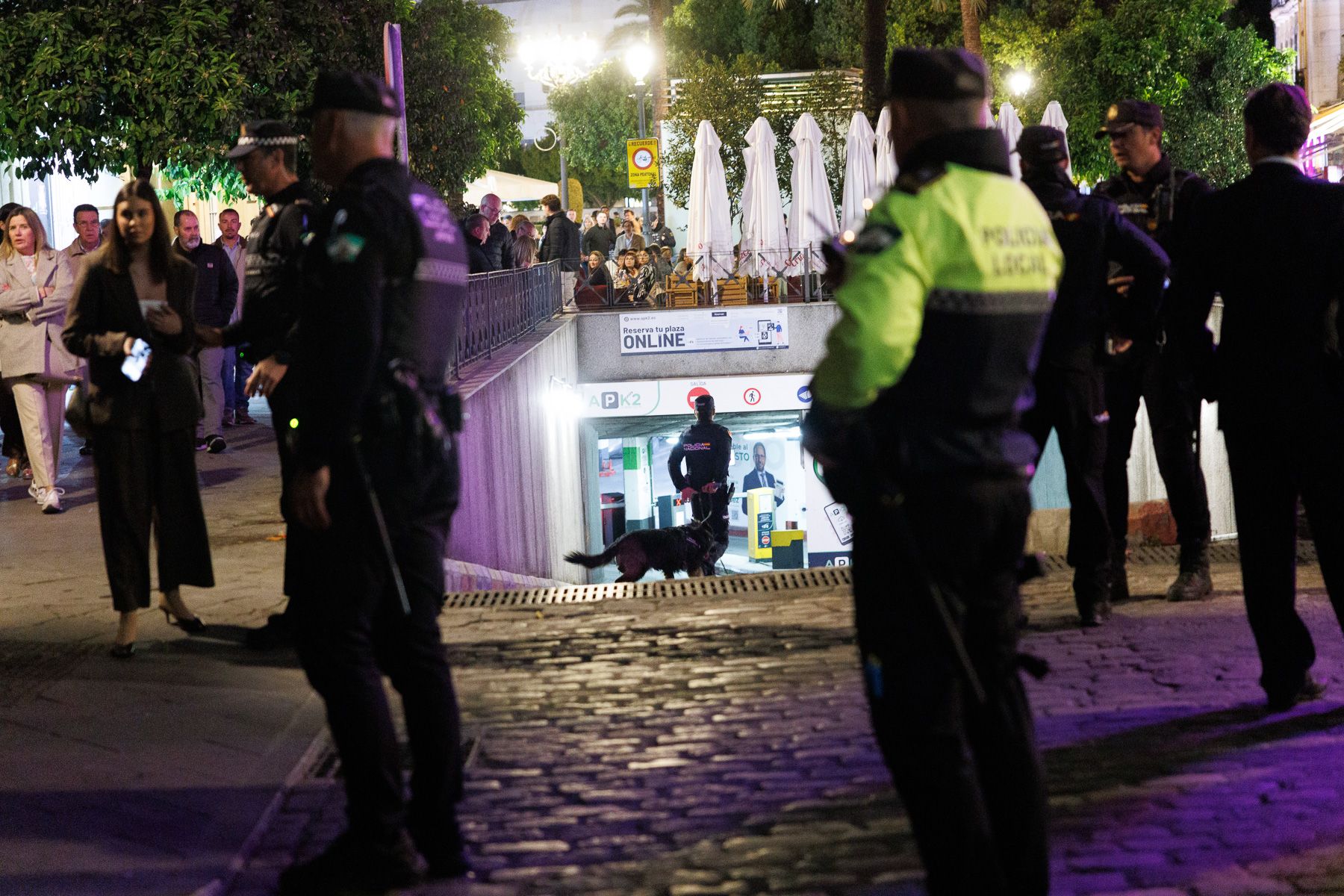 Un guía canino, en el parking del Arenal por el aviso de bomba este Miércoles Santo.