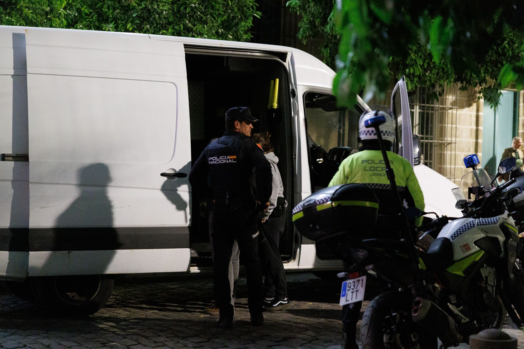 Policías nacionales y locales en el despliegue del Arenal por el aviso de bomba del parking, este Miércoles Santo.