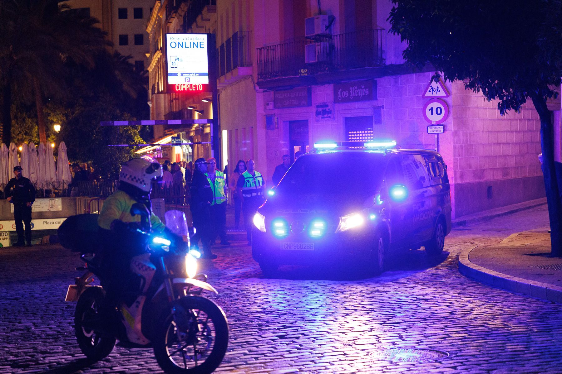 Despliegue policial, el pasado Miércoles Santo, por el falso coche bomba en el Arenal, en Jerez.