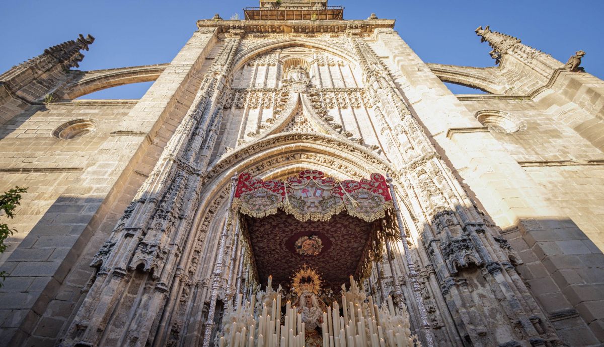 El palio del Desamparo saliendo de Santiago.