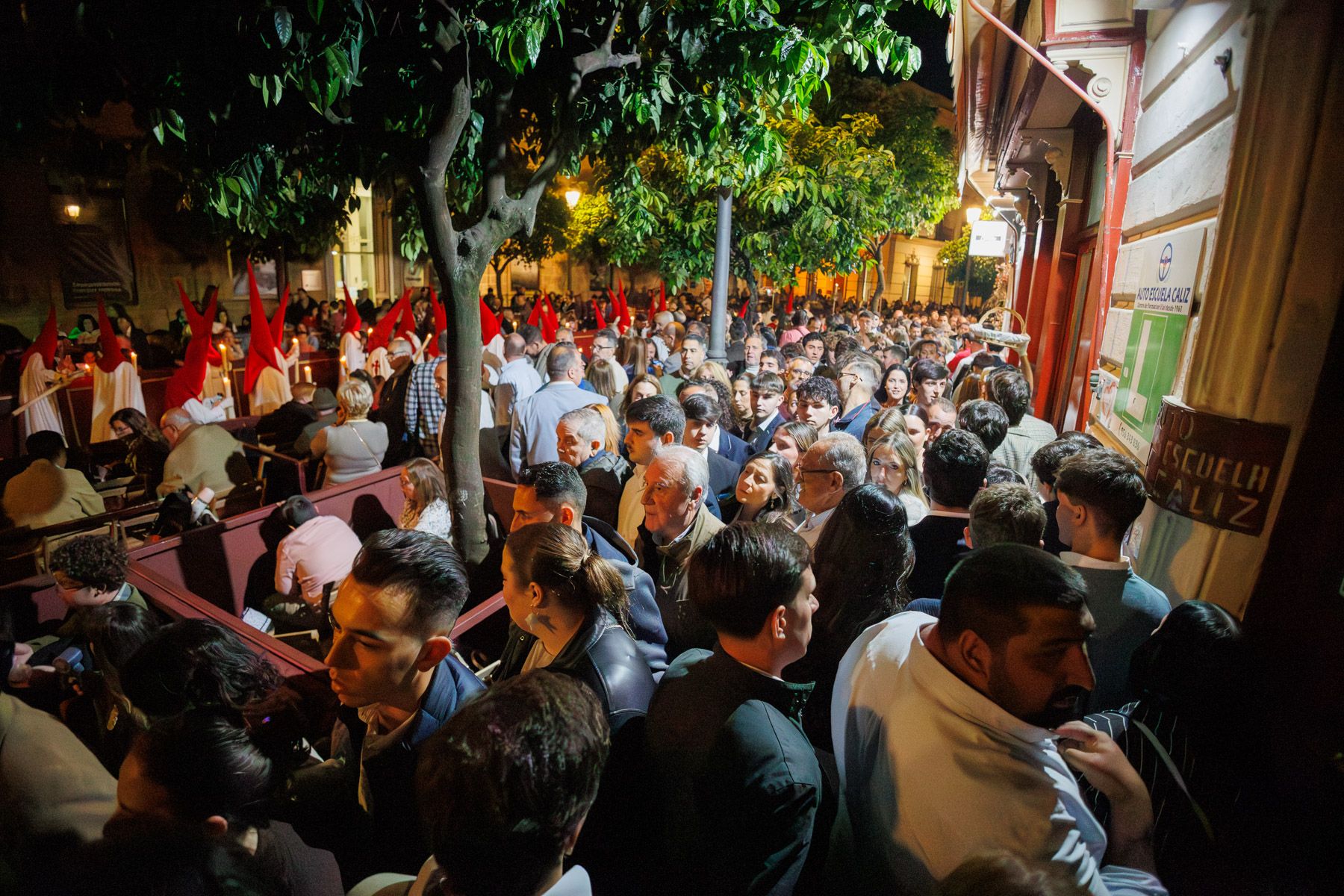 Una buena aglomeración en la Semana Santa de  Jerez.