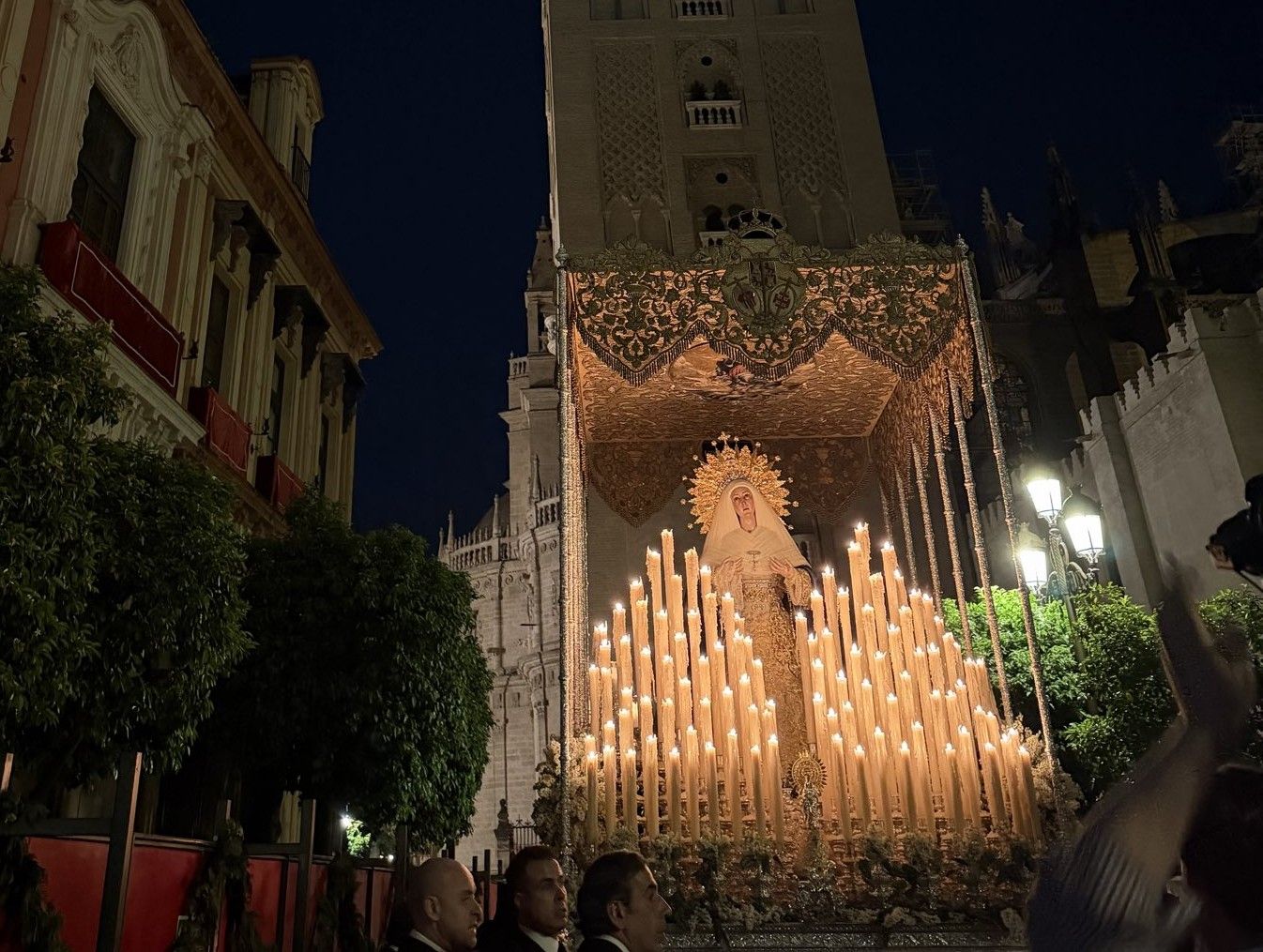 Hermandad del Museo en su salida del lunes.