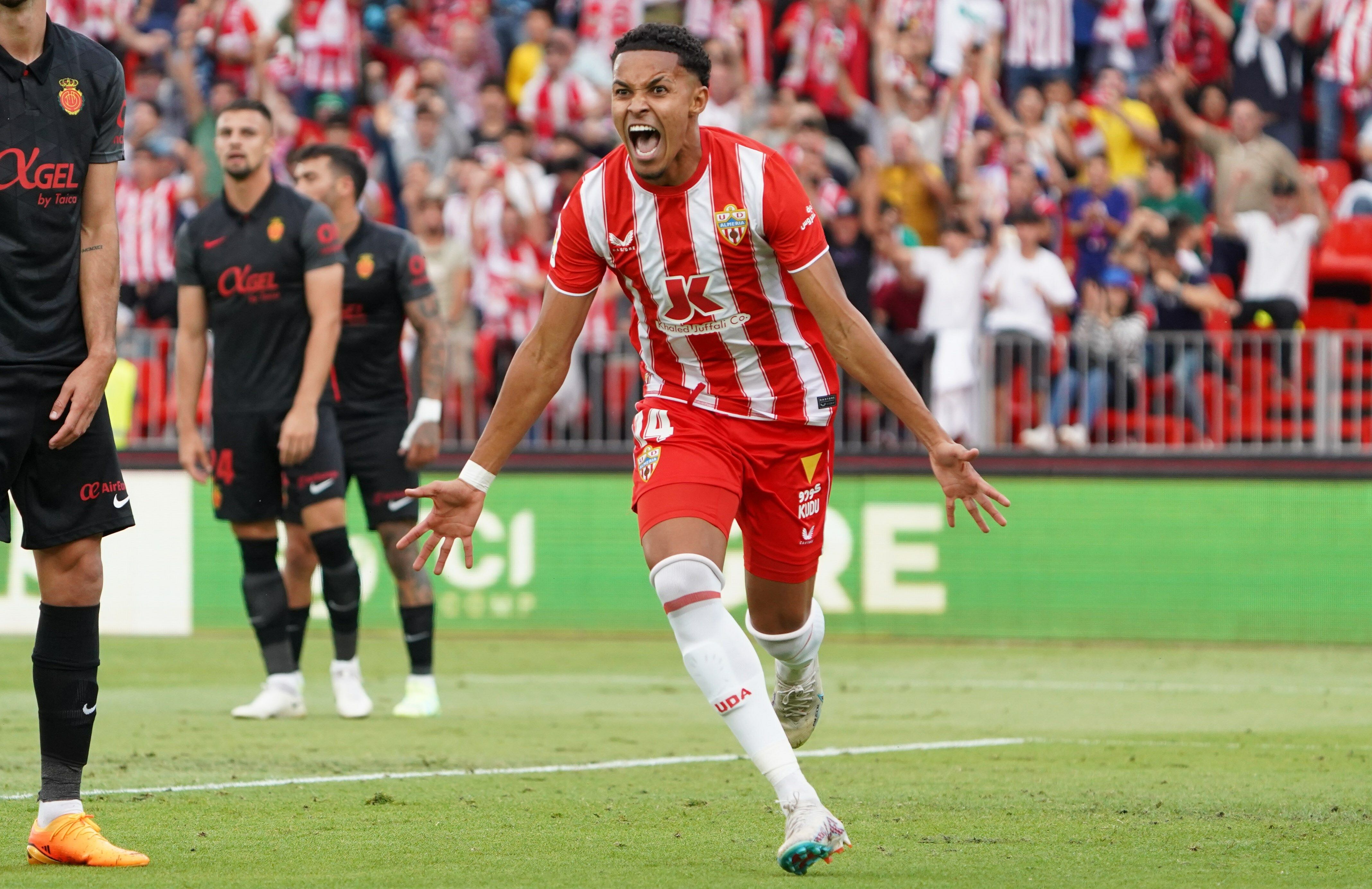 Lázaro Vinicius en un partido con el Almería.