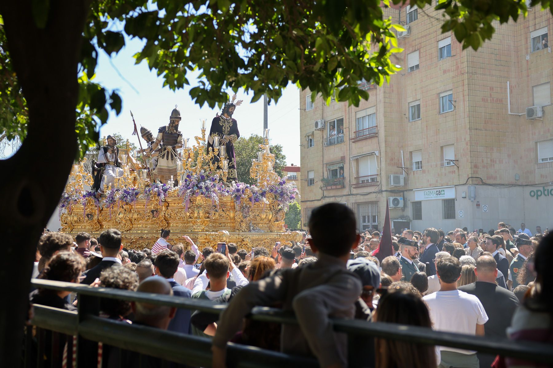 El Soberano Poder, la Hermandad de La Granja, emprendiendo su camino hacia el centro de Jerez  4