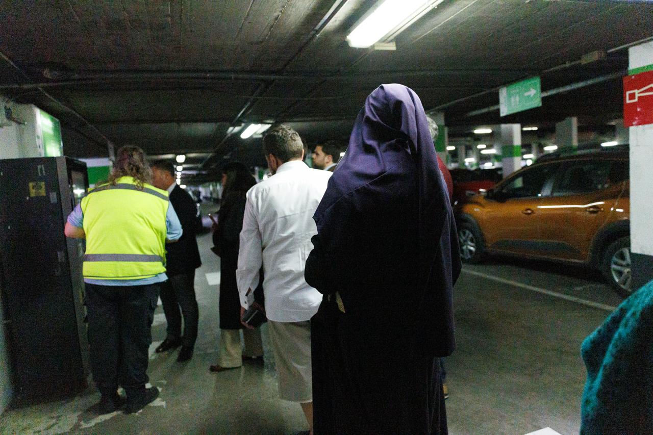 Los primeros accediendo al parking del Arenal tras permitirse el acceso.