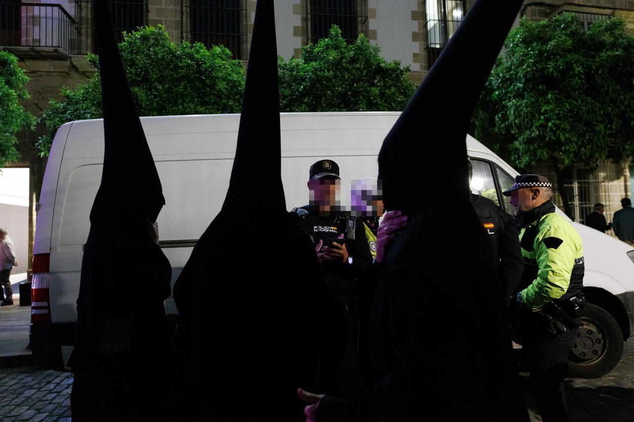 Agentes de Policía hablan con penitentes.